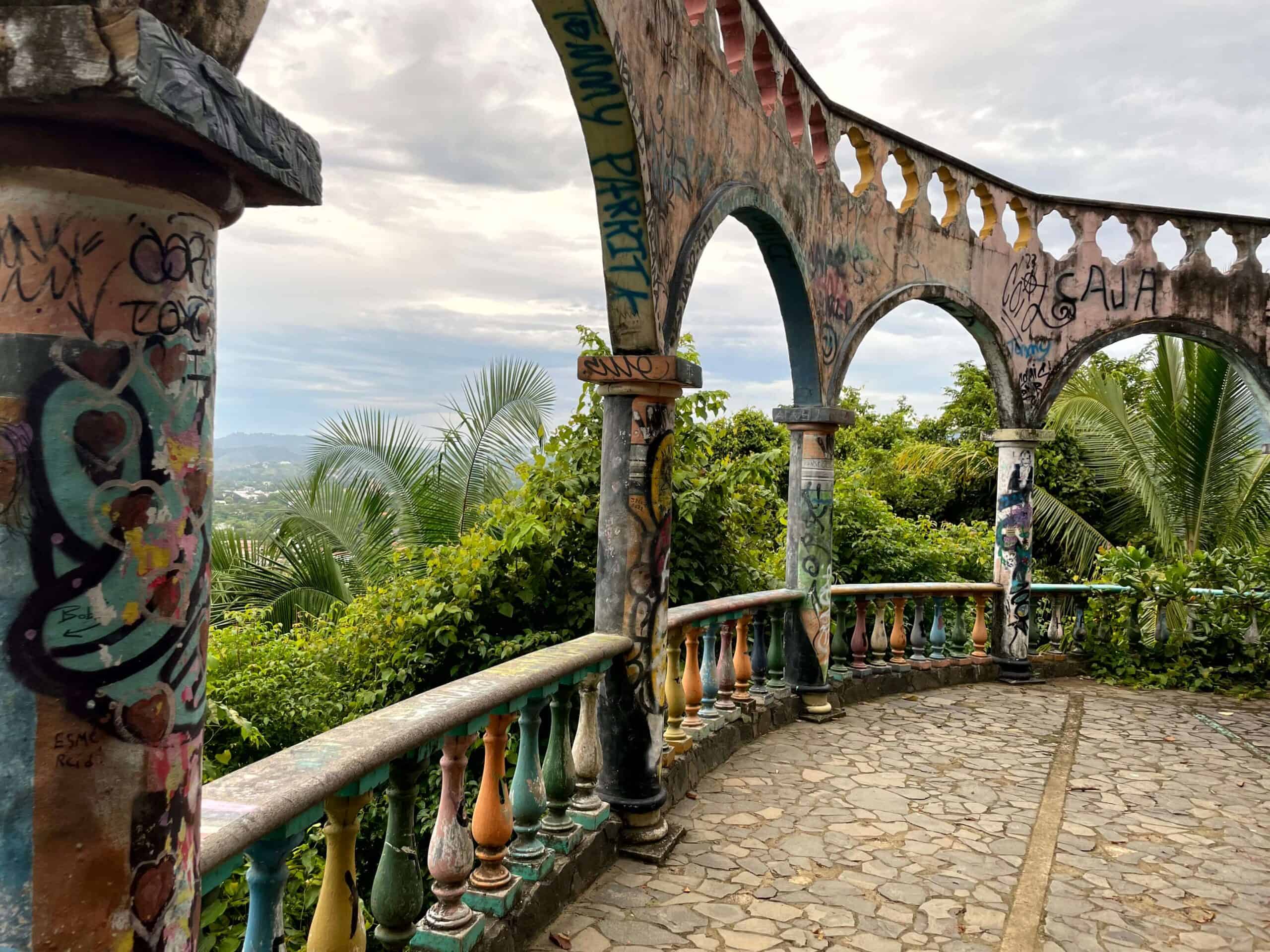 Jaco Costa Rica - The colourfully painted lookout on the way to El Miro