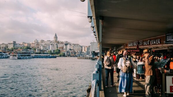 Istanbul - Balik ekmek restaurants under Galata Bridge